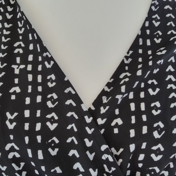 EUC Collective Concepts Black White Long Sleeve Vneck Shorts Romper Size M - Picture 2 of 10